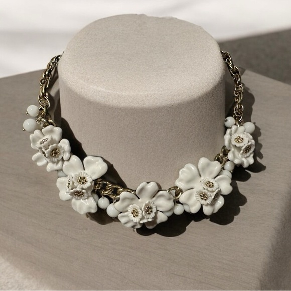 chunky white enamel flower necklace on gold chain - Picture 2 of 3